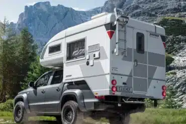 Tischer Trail/Box 200 Absetzkabine montiert auf einem Pick-up, geparkt in alpiner Landschaft