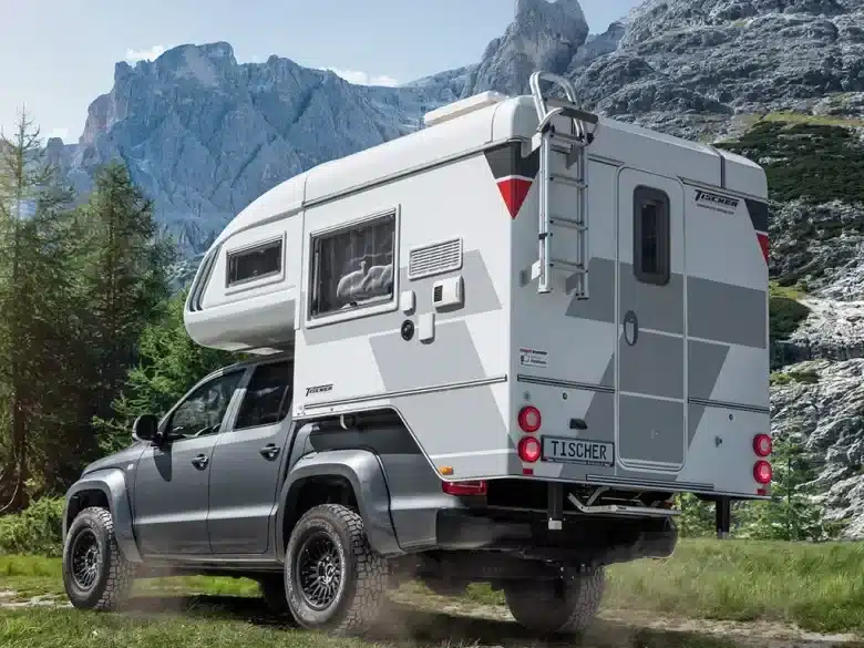 Tischer Trail/Box 200 Absetzkabine montiert auf einem Pick-up, geparkt in alpiner Landschaft