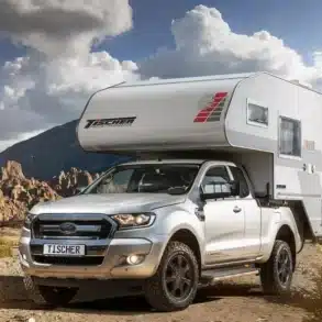 Ford Ranger mit montierter Tischer Trail/Box 240 Wohnkabine vor felsiger Landschaft