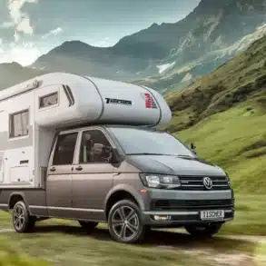 VW Transporter mit aufgesetzter Tischer Trail/Box 280 Wohnkabine in alpiner Landschaft