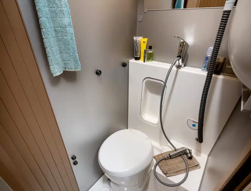 Innenansicht des Badezimmers einer Tischer Trail/Box 280/280S Wohnkabine mit Toilette, Waschbecken und Duscharmatur