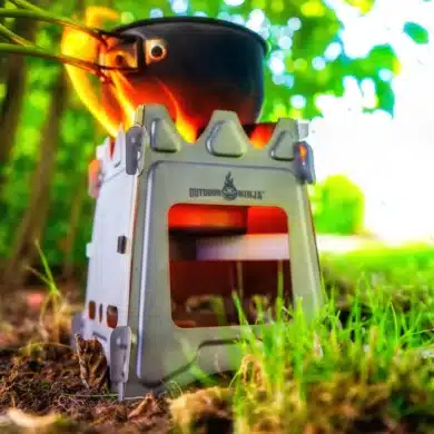 Outdoor-Kocher Titan Hobo V2 Pro von Outdoor Ninja mit Topf und Flamme im Grünen