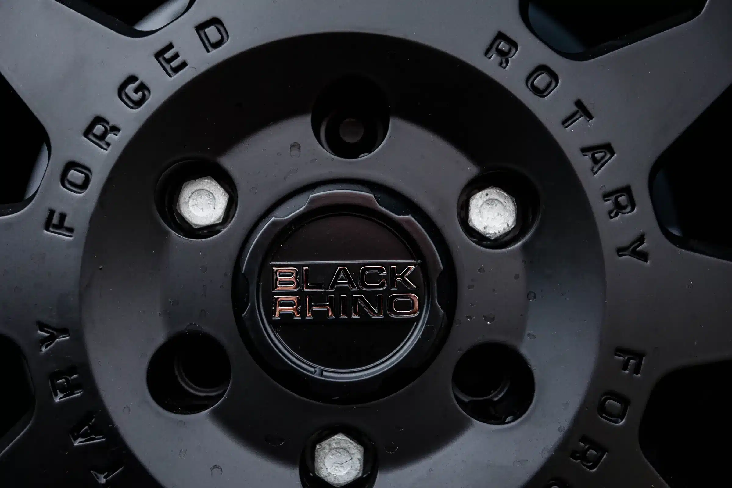 Nahaufnahme einer Black Rhino Stadium 17-Zoll-Felge am Mercedes Sprinter 4x4 Camper