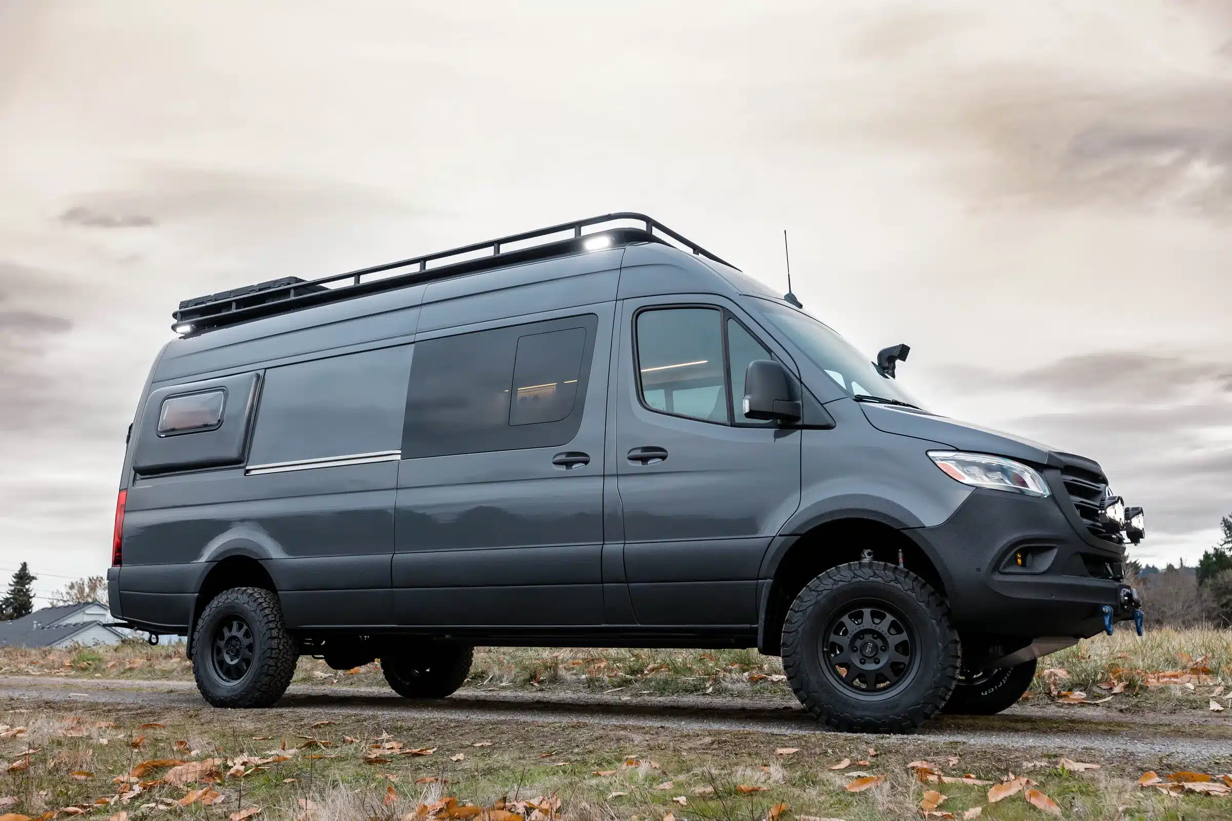 Tralfamadore 4x4 Sprinter Camper, ausgebauter Mercedes Sprinter 170 mit Offroad-Ausstattung auf einem Feldweg
