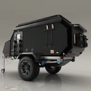 Schwarzer Valkari X1 Offroad-Caravan mit großen Reifen, Schaufeln an der Seite und robustem Aufbau auf hellem Hintergrund