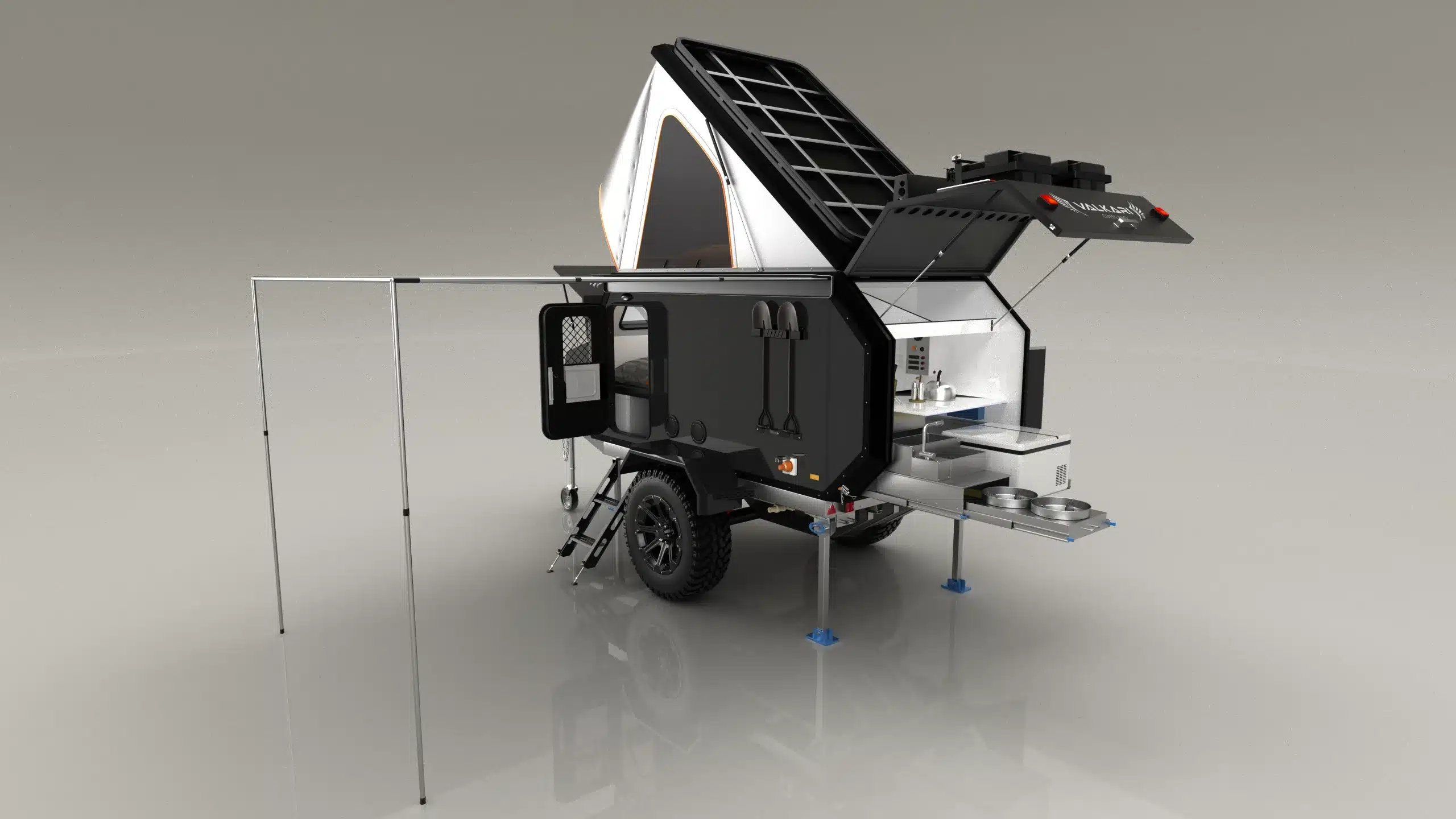 Valkari X1 Offroad-Caravan mit ausgeklappter Heckküche, aufgestelltem Dachzelt und Stützbeinen