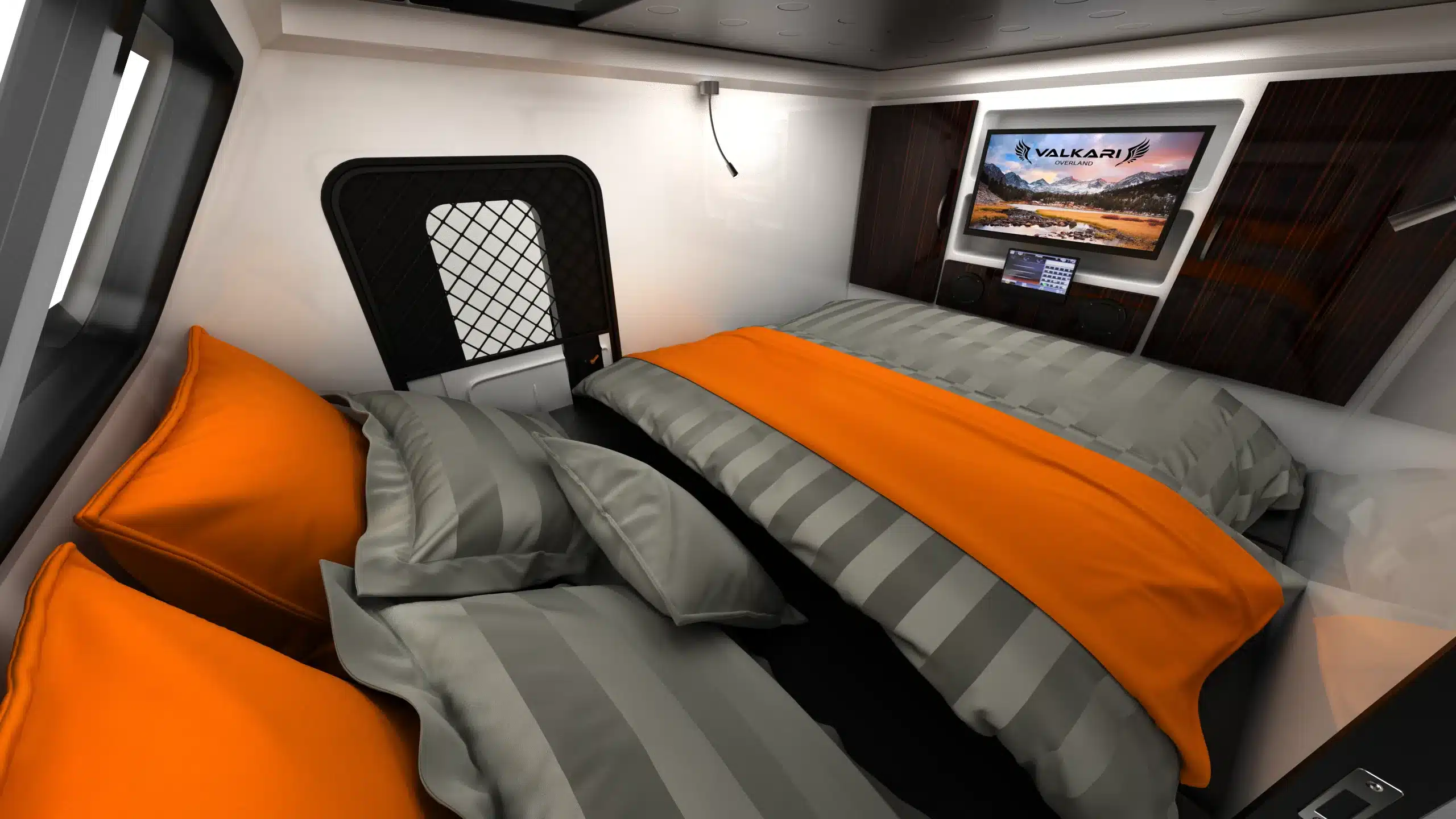Schlafbereich im Valkari X1 Offroad-Caravan mit grauen Kissen, orangefarbener Decke und TV an der Wand