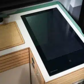 VANING Induktionskochfeld eingebaut in eine Campervan-Küche mit Holzarbeitsfläche