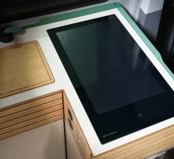 VANING Induktionskochfeld eingebaut in eine Campervan-Küche mit Holzarbeitsfläche