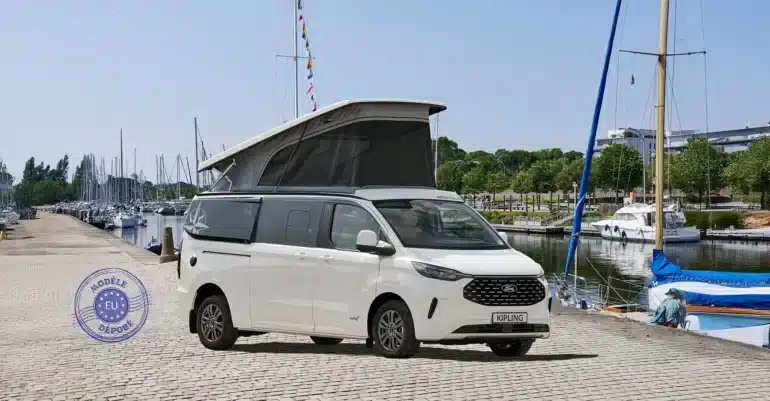 Weißer Westfalia Kipling Campervan mit geöffnetem Aufstelldach steht am Hafen neben Segelbooten