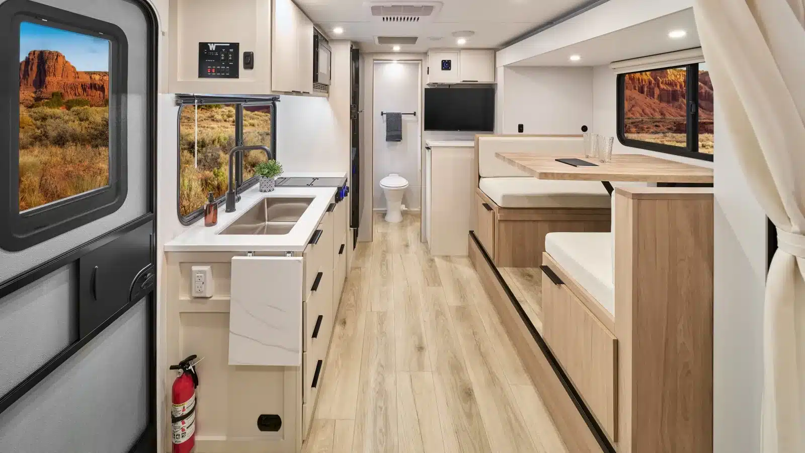 Innenansicht eines Winnebago Micro Minnie Reiseanhängers mit Küche, Sitzgruppe und Bad