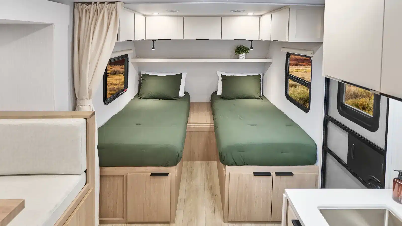 Innenansicht eines Winnebago Micro Minnie mit zwei Einzelbetten, Stauraum und moderner Ausstattung