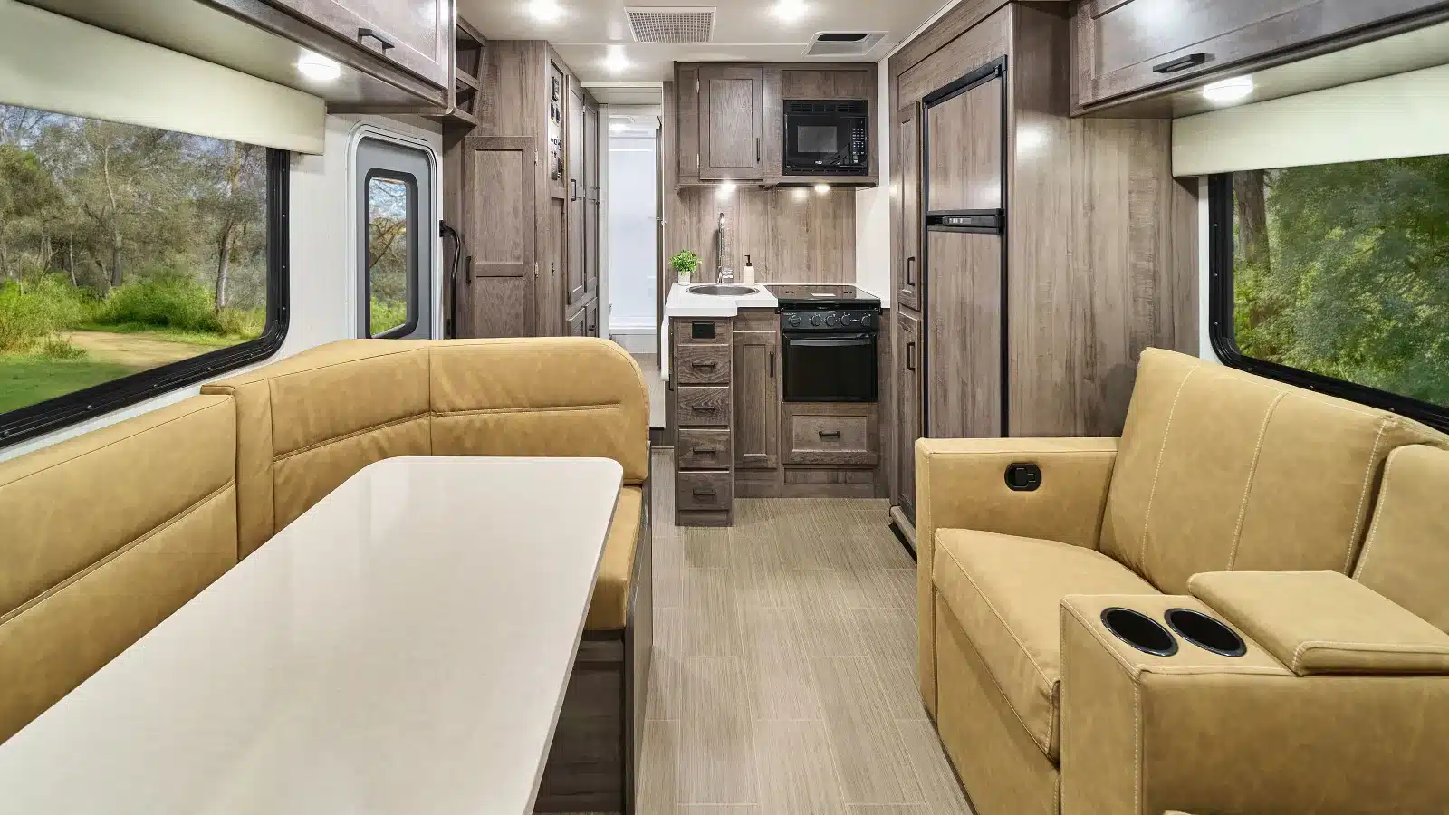 Innenansicht des Winnebago Minnie Winnie NPF mit Sitzgruppe, Sofa, Küche und Stauraum