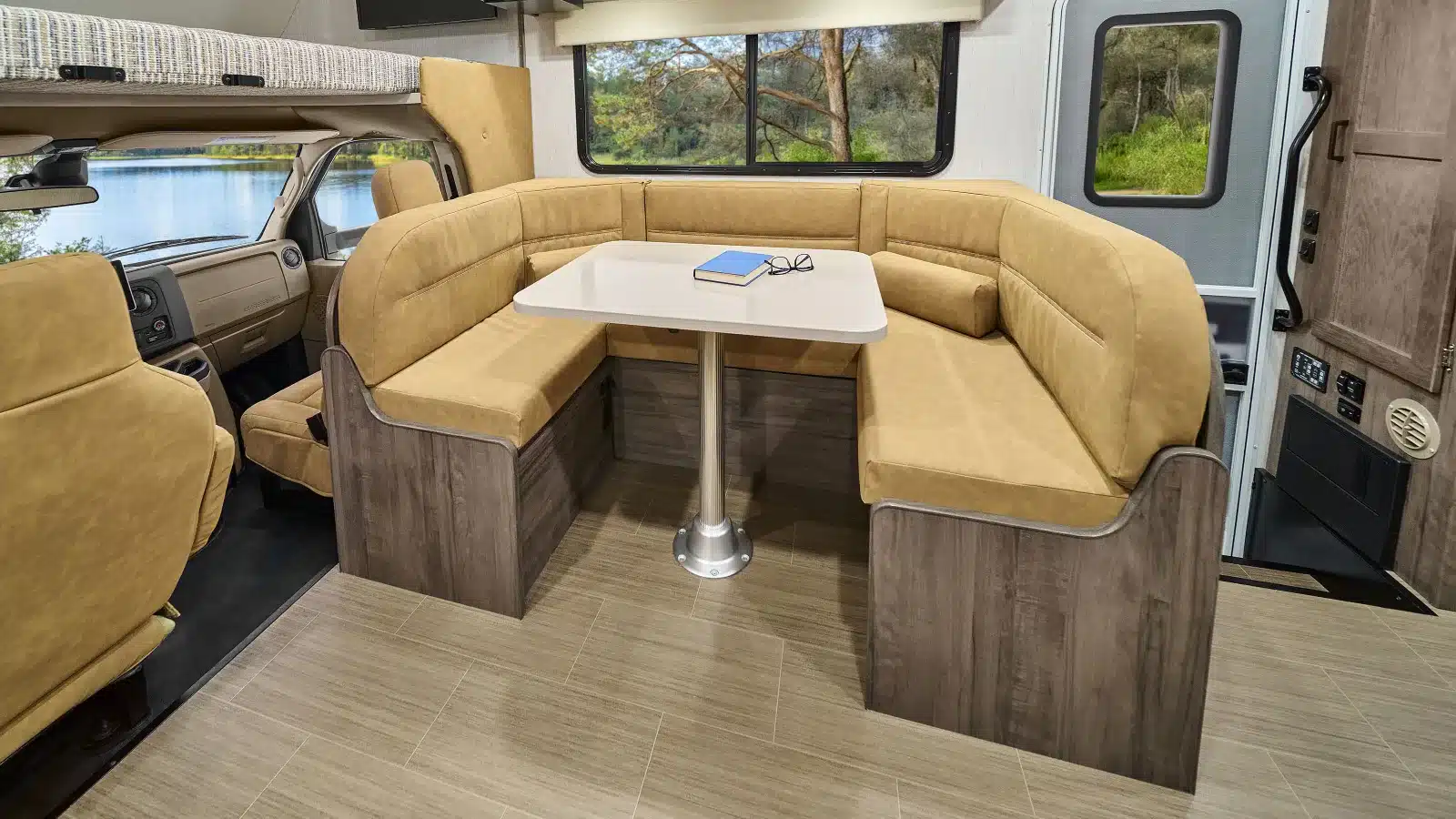 Große Sitzgruppe mit Tisch im Innenraum eines Winnebago Minnie Winnie NPF Wohnmobils