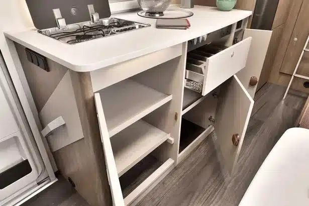 Küchenzeile mit Gasherd, Schubladen und offenen Staufächern im Wohnmobil A464 PRO