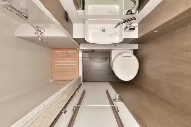 Badezimmer im Wohnmobil A464 PRO mit Dusche, Waschbecken und Toilette