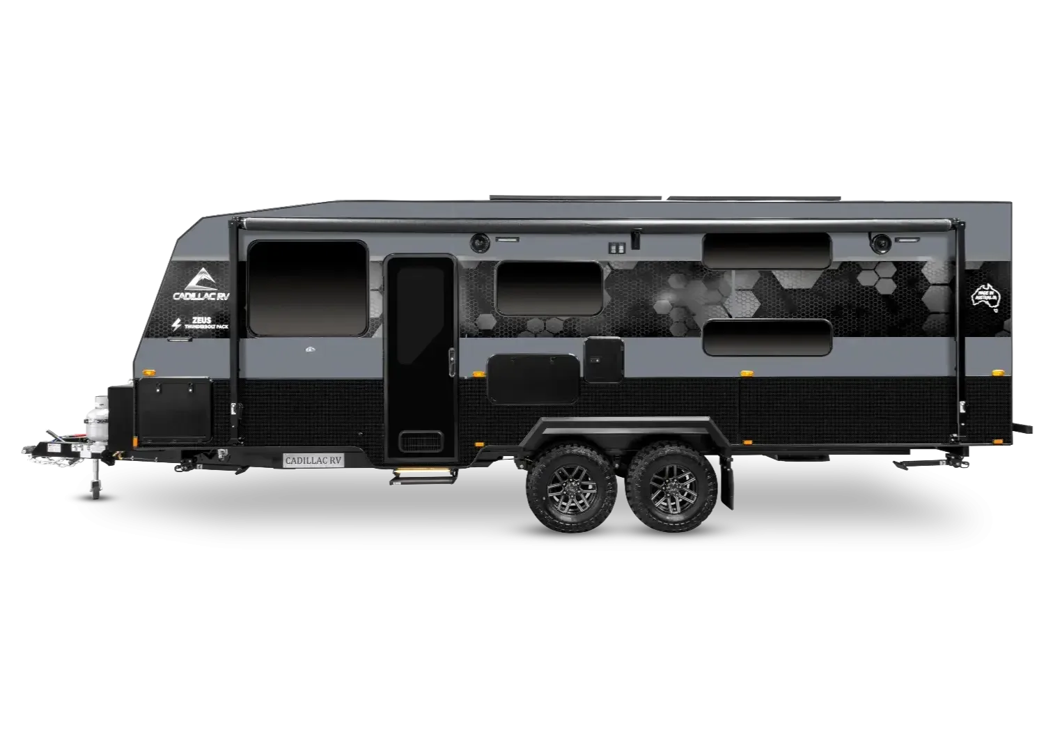 Seitenansicht des Cadillac Caravans Zeus Quad Bunk Wohnwagens mit Tandemachse und modernen Offroad-Features