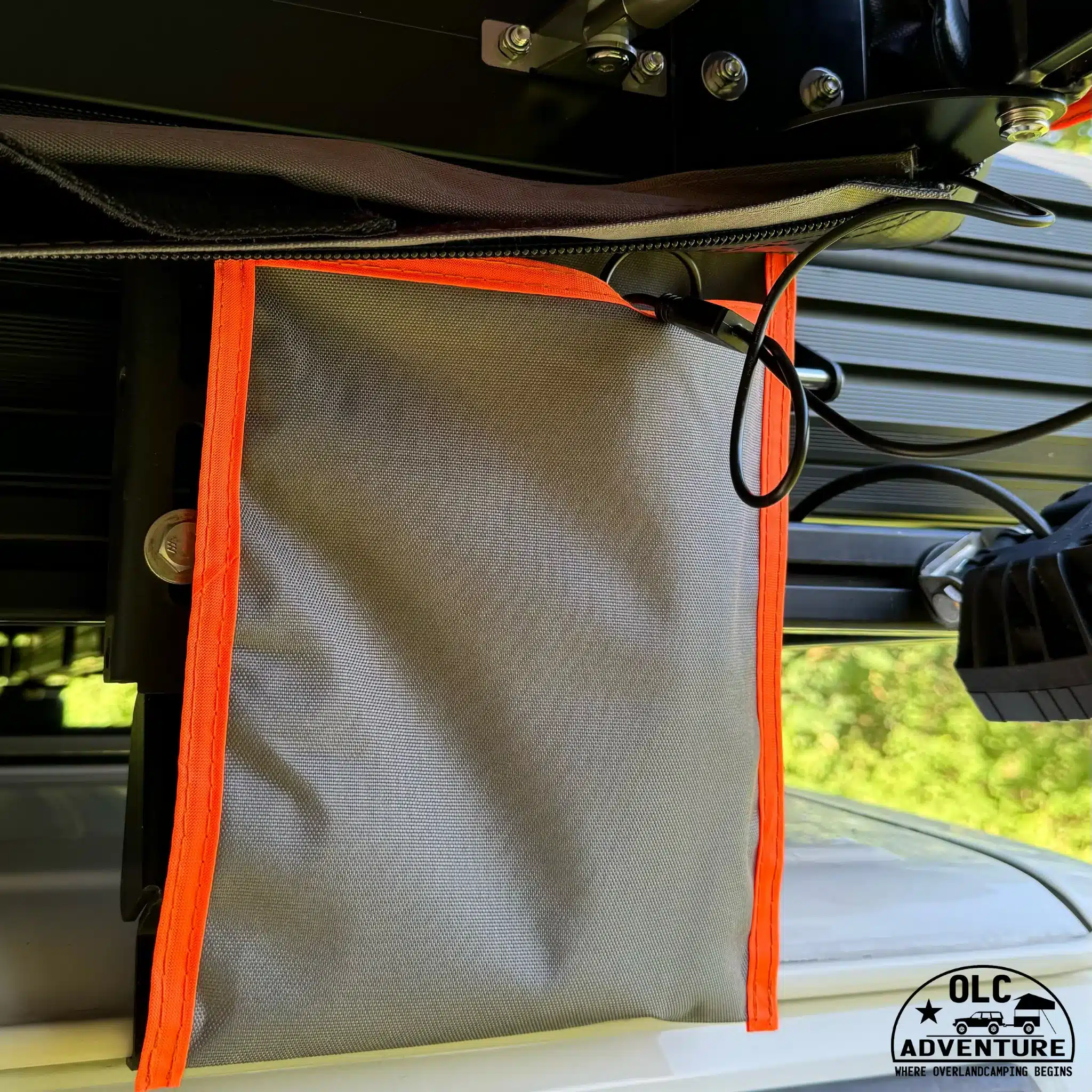 Freitragende 180° Markise am Camper mit sichtbar montiertem Gehäuse, Kabel und Stoffelement in Nahaufnahme