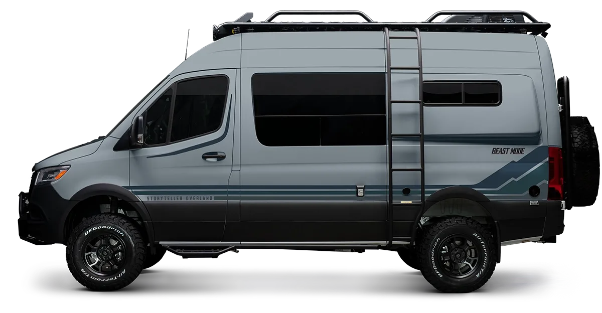 2026 Beast Mode OG Offroad-Kastenwagen auf Sprinter-Basis in Seitenansicht mit Dachträger, Leiter und robusten Offroad-Reifen.
