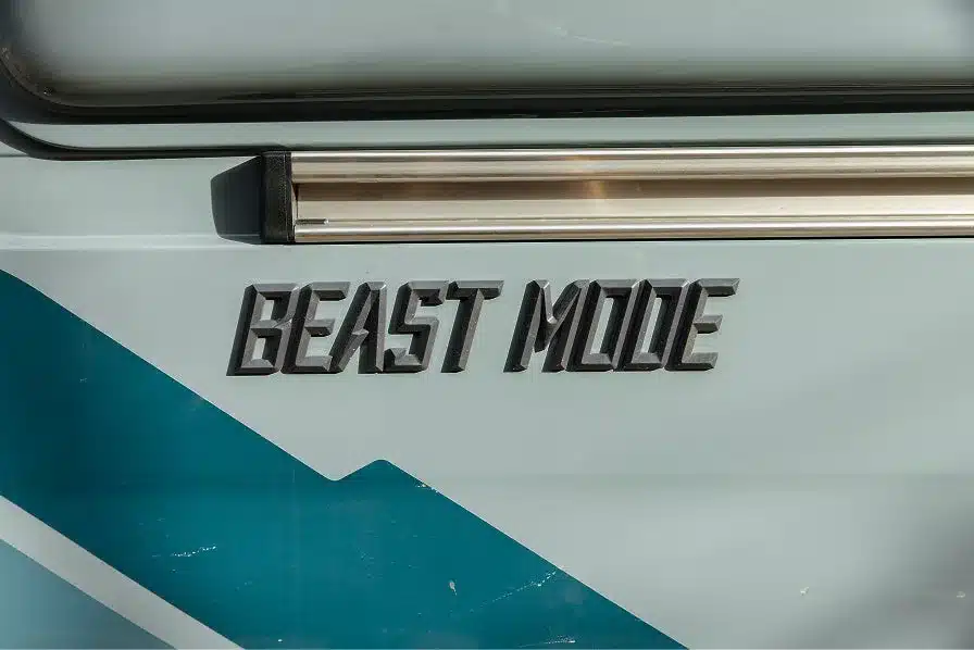 Beast Mode XO Schriftzug auf dem amerikanischen Offroad-Kastenwagen