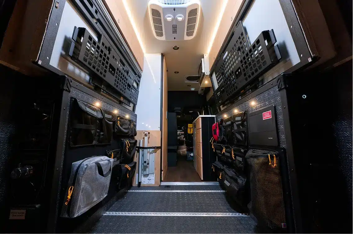 Innenraum und Heckgarage des Beast Mode XO mit flexiblem Stauraumsystem, LED-Leuchten und Blick Richtung Wohnbereich.
