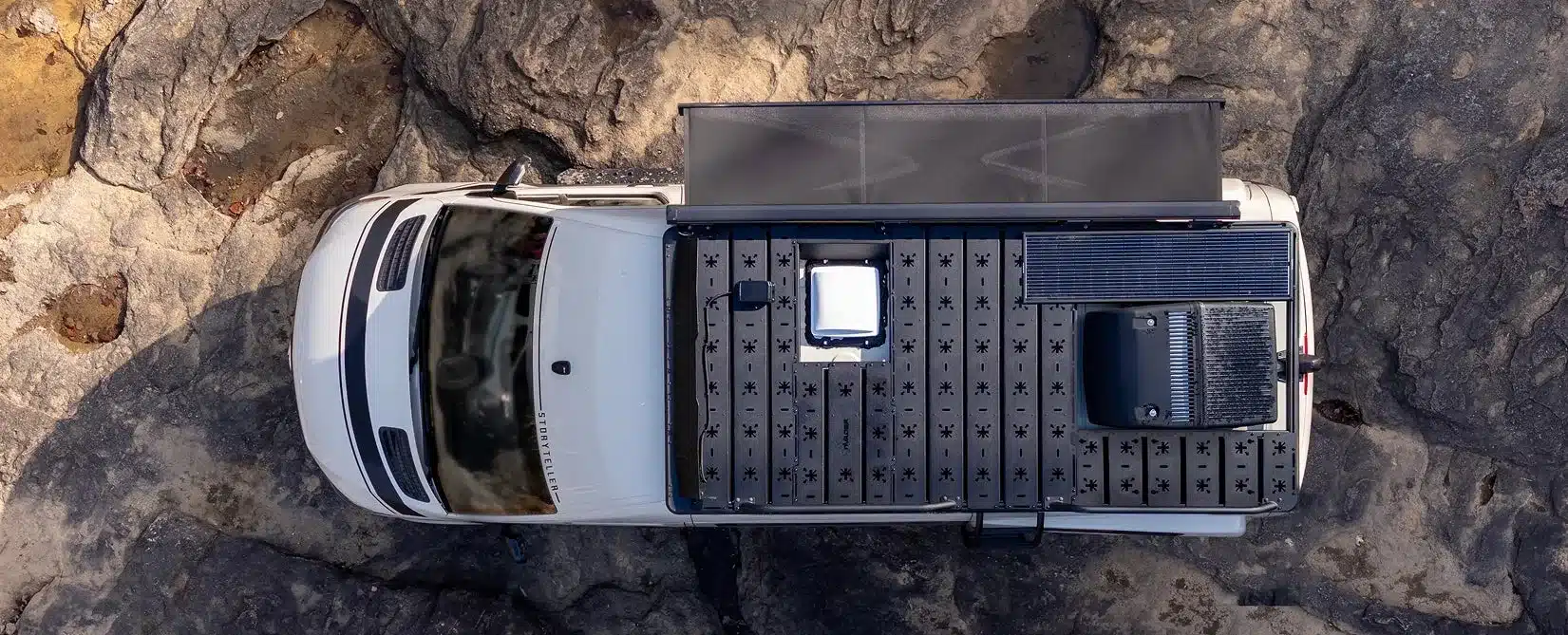 Vogelperspektive auf den Classic MODE XO Campervan mit Solaranlage auf felsigem Untergrund