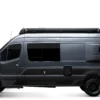 Storyteller Overland 2026 Crew Mode XL Campervan mit langem Radstand und Allradantrieb, Seitenansicht, schwarzer Hintergrund.