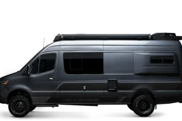 Storyteller Overland 2026 Crew Mode XL Campervan mit langem Radstand und Allradantrieb, Seitenansicht, schwarzer Hintergrund.