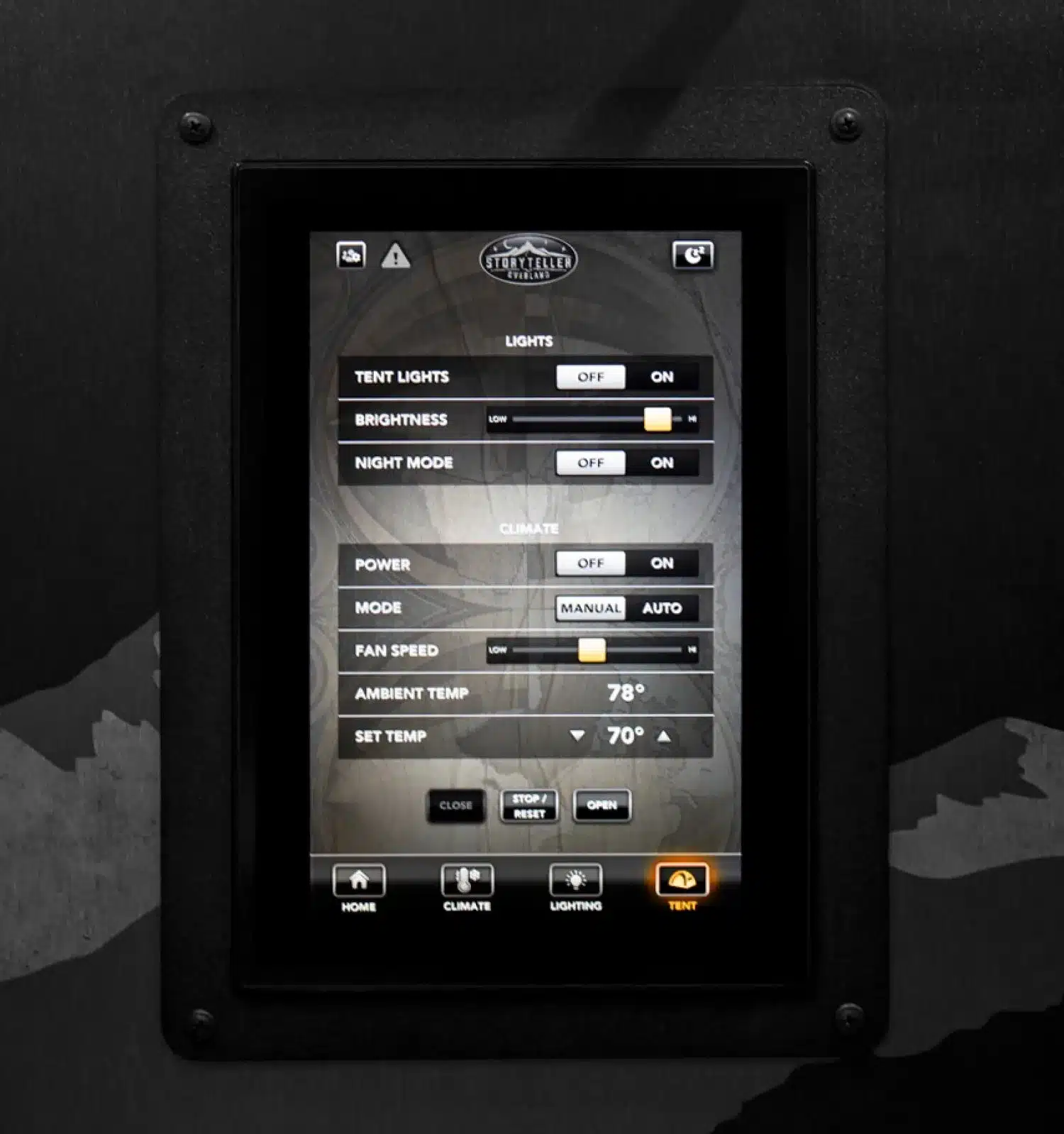 Touchscreen-Steuerung für das elektrische Dachbett und die Klimaanlage im Campervan Crew Mode XL