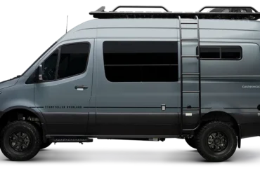 2026 Dark MODE OG Kastenwagen auf Mercedes-Benz Sprinter Basis mit Offroad-Ausstattung und Hochdach.