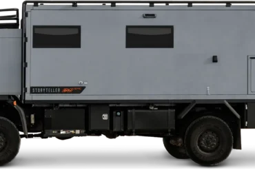 Seitenansicht eines grauen 2026 GXV Epic Expeditionsfahrzeugs auf Lkw-Basis mit Allradantrieb.