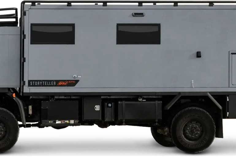 Seitenansicht eines grauen 2026 GXV Epic Expeditionsfahrzeugs auf Lkw-Basis mit Allradantrieb.