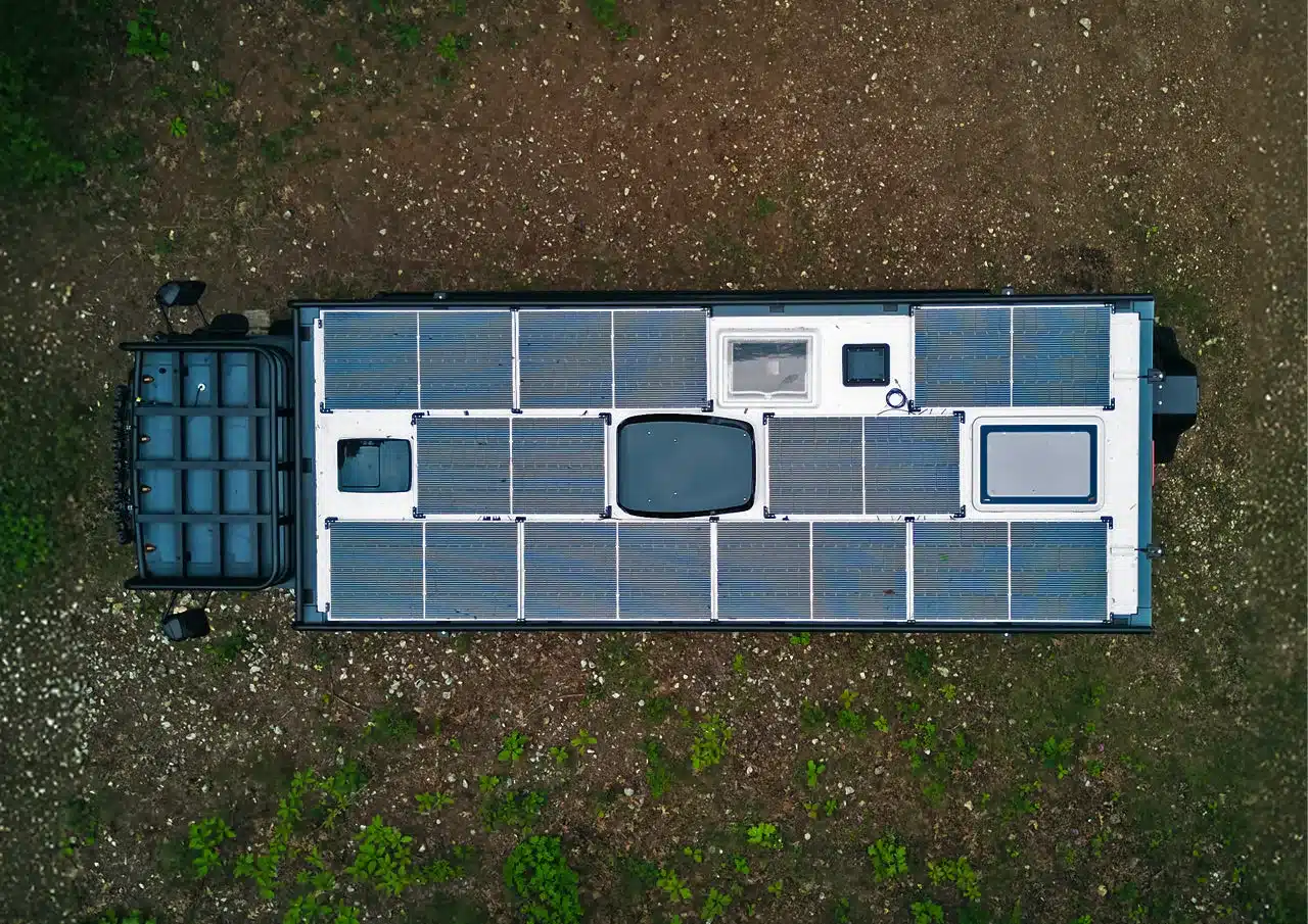 Vogelperspektive auf das Dach des 2026 GXV Epic Expeditions-Lkw mit großflächigen Solarpaneelen