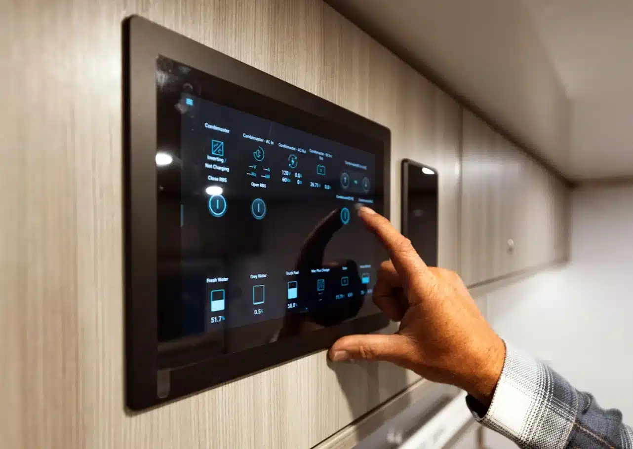 Hand bedient CZone-Touchscreen im Innenraum des 2026 GXV Epic Expeditionsfahrzeugs