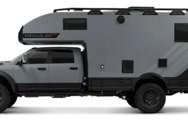 Seitliche Ansicht des 2026 GXV Hilt Expeditionsfahrzeugs auf einem RAM 5500 Chassis mit Offroad-Bereifung und großem Aufbau.