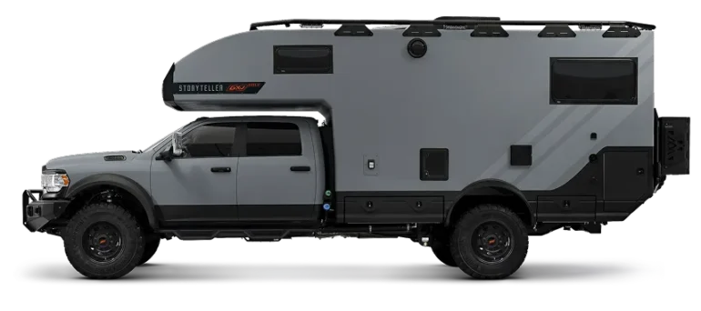 Seitliche Ansicht des 2026 GXV Hilt Expeditionsfahrzeugs auf einem RAM 5500 Chassis mit Offroad-Bereifung und großem Aufbau.