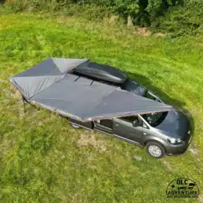 Campervan mit ausgefahrener 270 Grad Markise Xtended auf einer Wiese, Vogelperspektive