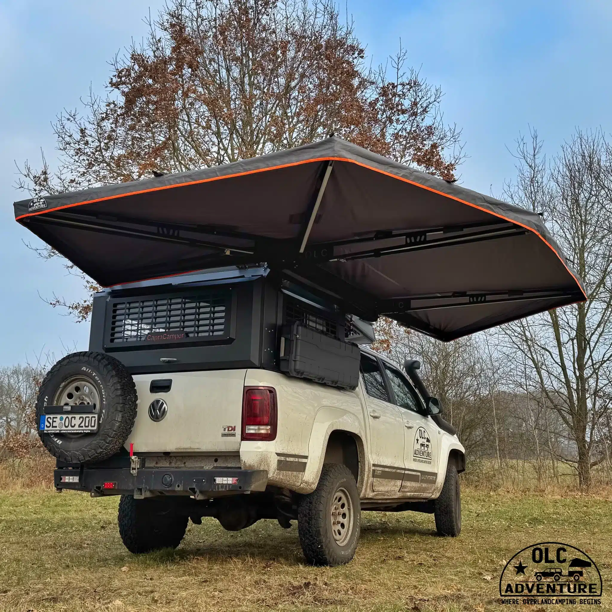 270 Grad Markise freitragend am weißen VW Amarok mit Campermodul im freien Gelände