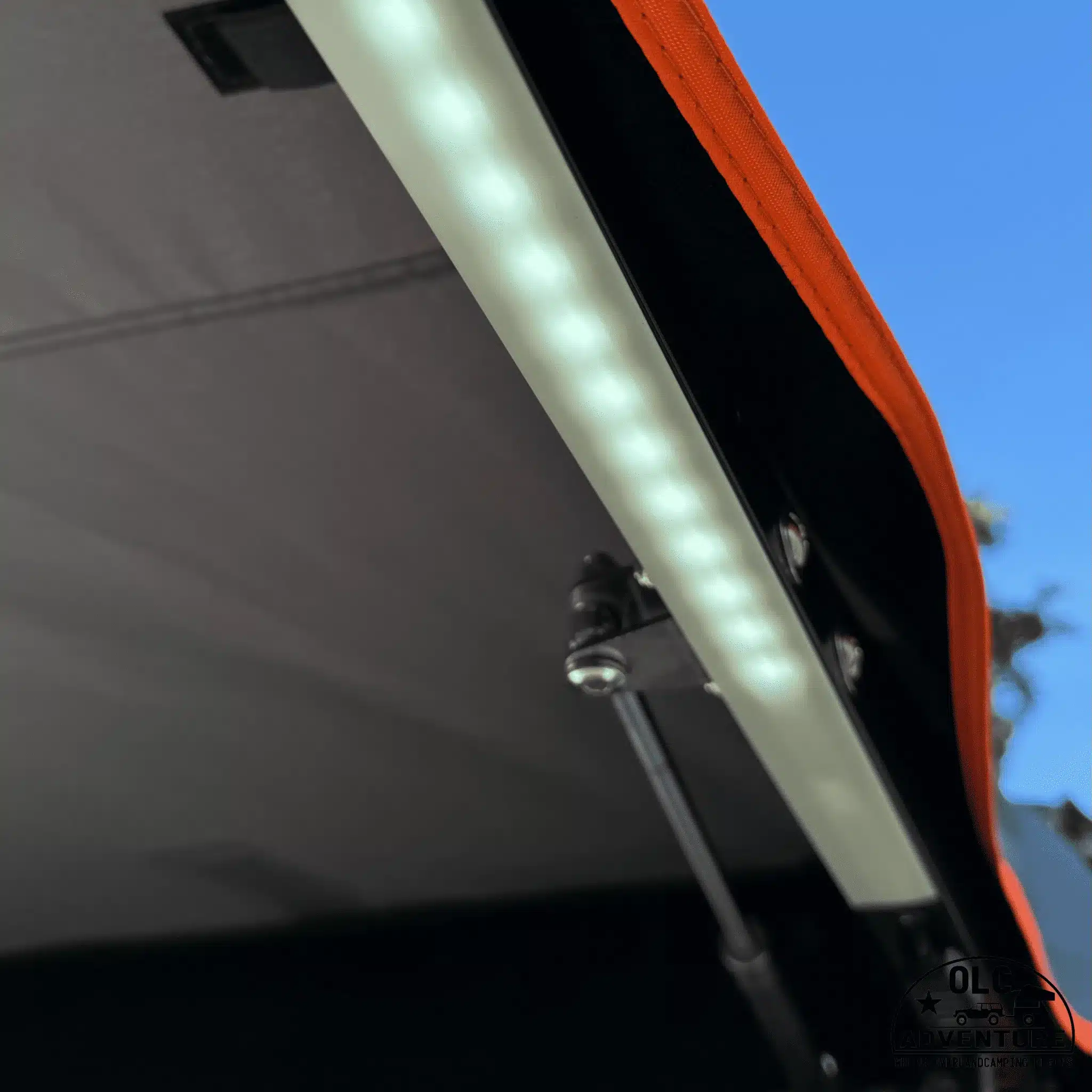 Detailansicht der LED-Beleuchtung an der freitragenden 270° Markise Xtended für Campervans