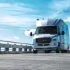 Airstream Atlas 2026, ein luxuriöser Reisemobil auf Mercedes-Benz Sprinter-Basis, fährt auf einer Brücke unter blauem Himmel