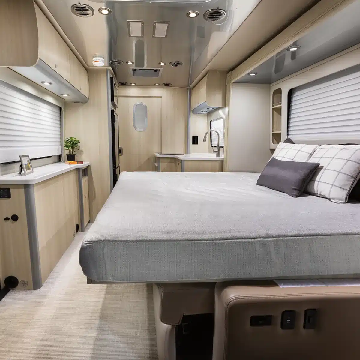Luxuriöser Innenraum eines Airstream Atlas 2026 mit großem Murphy-Bett und moderner Einrichtung.