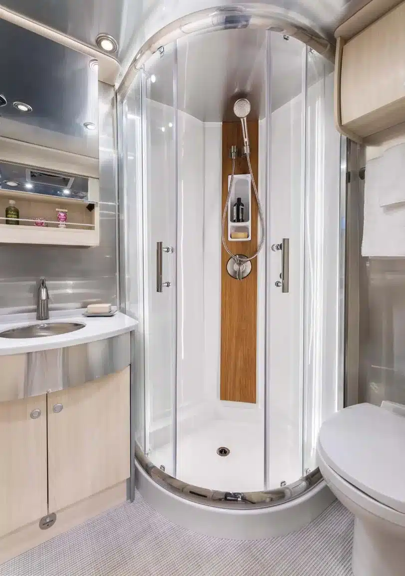 Modernes Bad mit Dusche, Waschbecken und Toilette im Airstream Atlas 2026 Reisemobil.