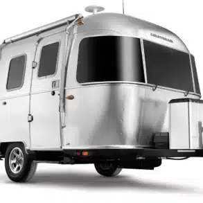 Airstream Bambi 16RB kompakter Caravan aus Aluminium, einachsig mit markantem rundem Design, Seitenansicht