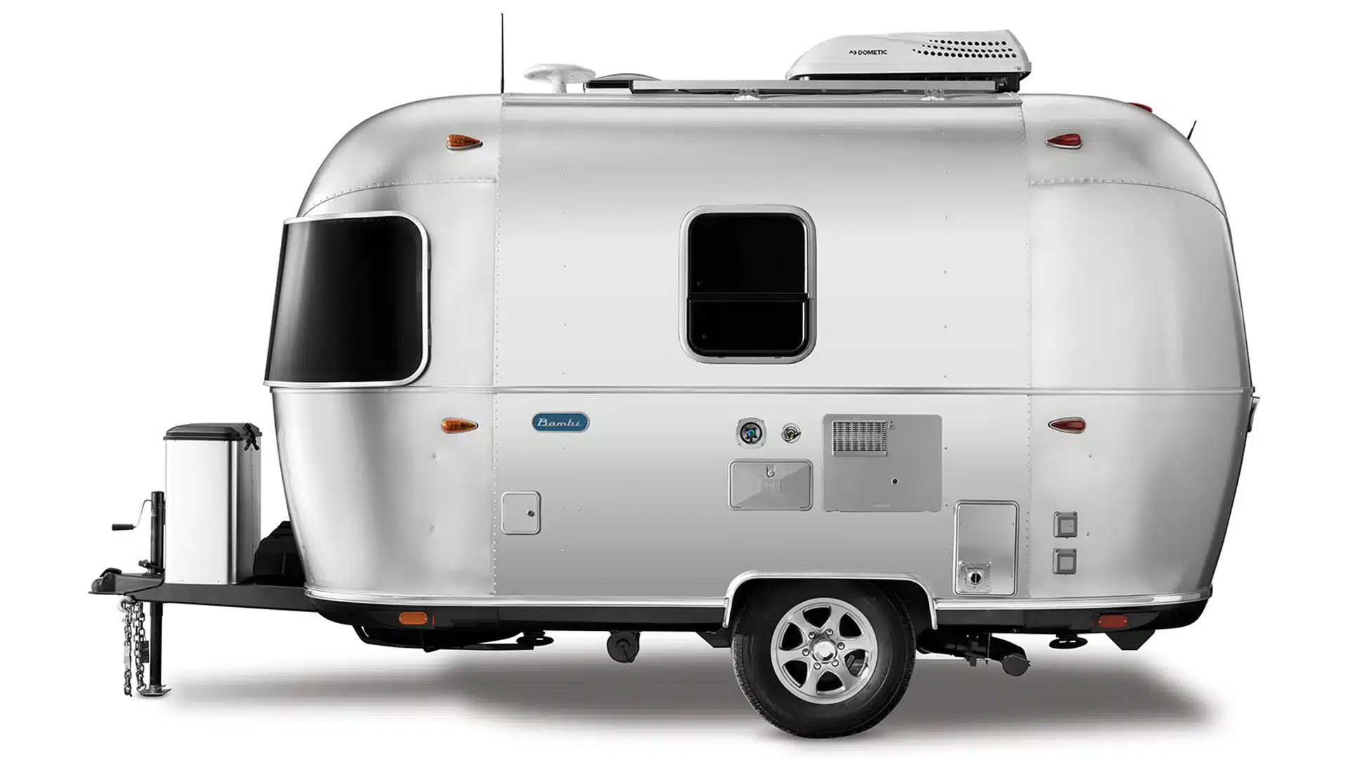 Seitenansicht des kompakten Caravans Airstream Bambi 16RB mit silberner Aluminium-Außenhaut