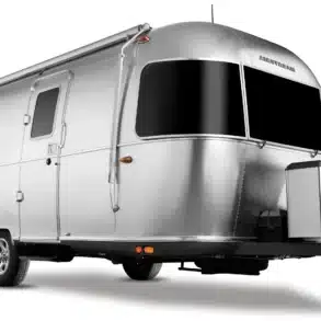 Airstream Bambi 20FB silberner Travel Trailer von außen vor weißem Hintergrund