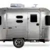 Seitenansicht eines silbernen Airstream Caravel 16RB 2026 Reiseanhängers mit charakteristisch abgerundeter Aluminiumkarosserie und moderner Ausstattung.