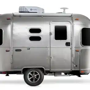 Seitenansicht eines silbernen Airstream Caravel 16RB 2026 Reiseanhängers mit charakteristisch abgerundeter Aluminiumkarosserie und moderner Ausstattung.