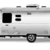 Seitenansicht eines silbernen Airstream Caravel 22FB Reise-Trailers aus Aluminium
