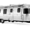 Seitenansicht eines silbernen Airstream Classic 2026 als luxuriöser Doppelachser-Reisewohnwagen.