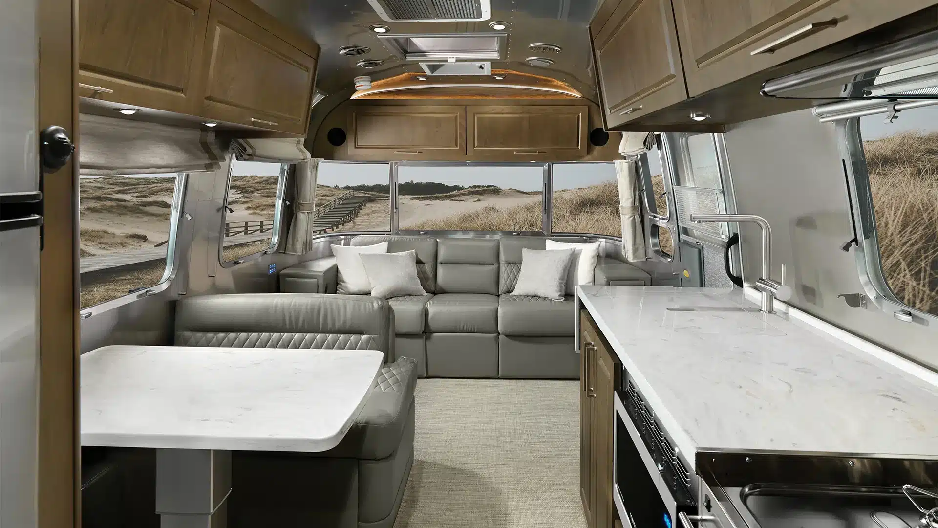Luxuriöser Innenraum des Airstream Classic 2026 mit moderner Küche, Sitzgruppe und edler Ausstattung.